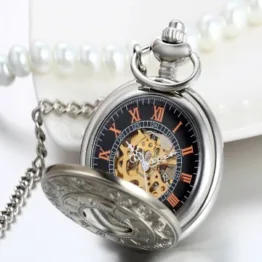 JewelryWe Retro Handaufzug Mechanische Taschenuhr Vintage Blumenmuster Römische Ziffern Uhr Taschenuhren mit Kette und Geschenkbox, Schwarz/Silber